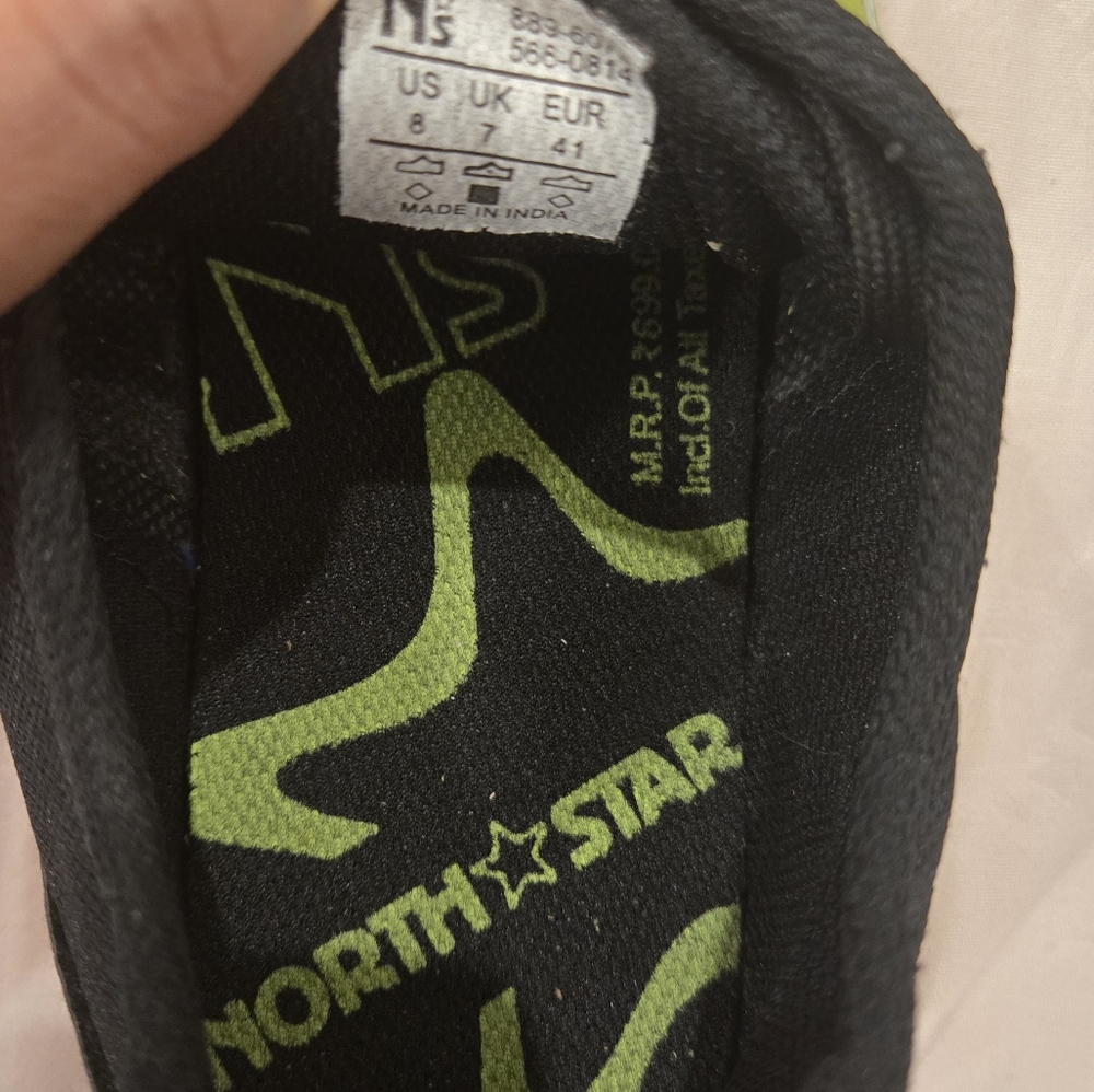 Black and Green Athletic Shoes with Dynamic Design - Picture 7 of 7